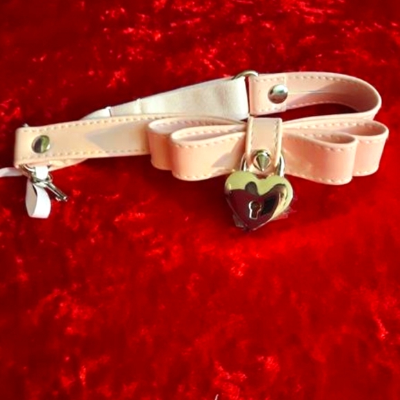 Pink vegan leather leg garter  harness with locking heart!🖤💗 - Picture 1 of 3